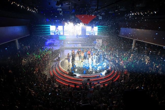 Thu Minh bị choáng phải đưa về trong liveshow tưởng nhớ Wanbi Tuấn Anh